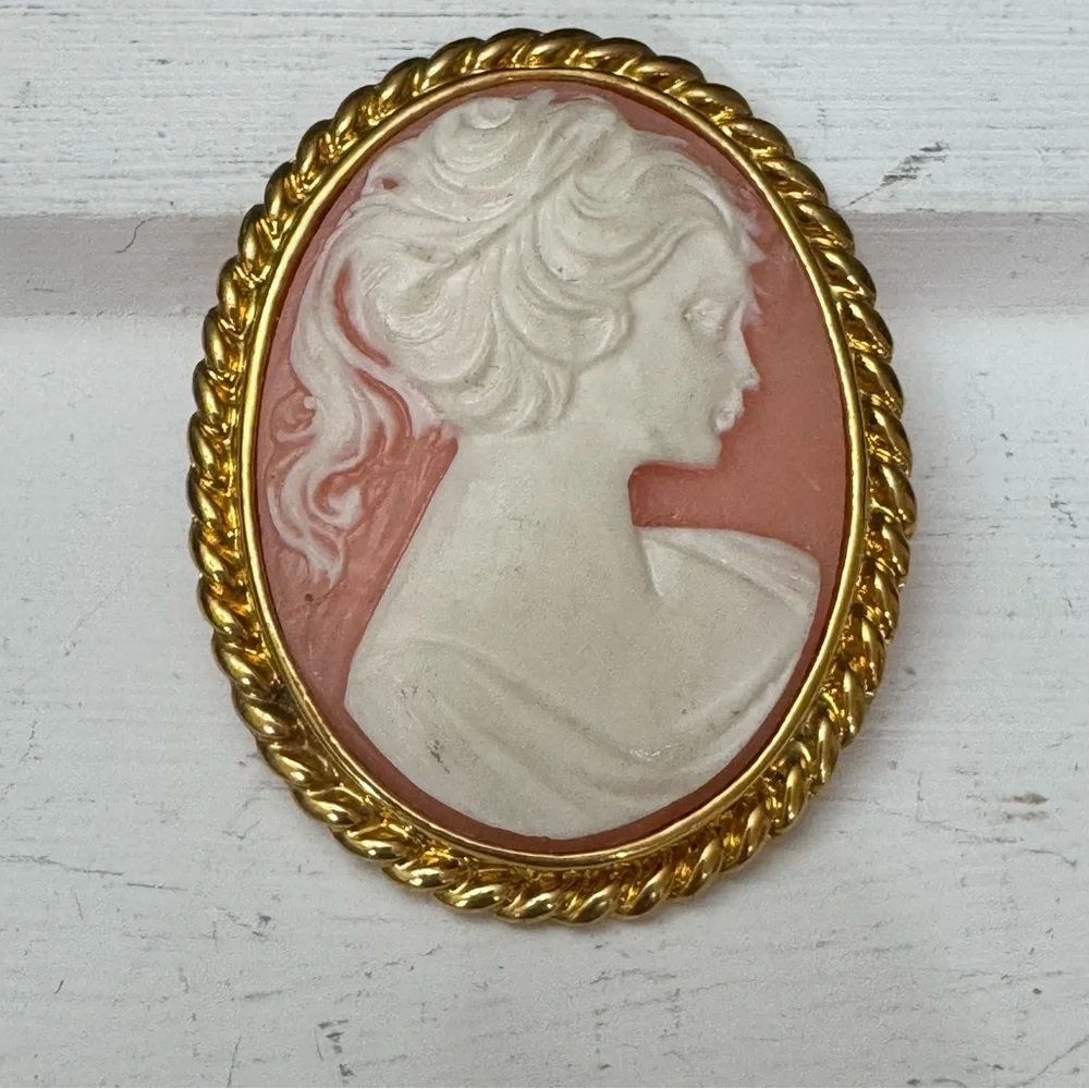 Beautiful Vintage Lady Cameo Brooch